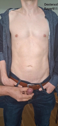 O tânără sexy slabă este mulsă din mâna tatălui