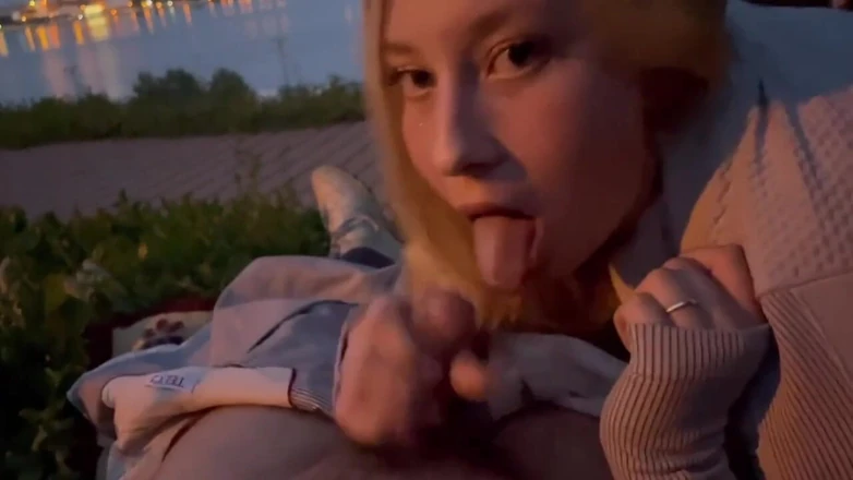 College couples: Gave a Blowjob to a Guy on the Embankment