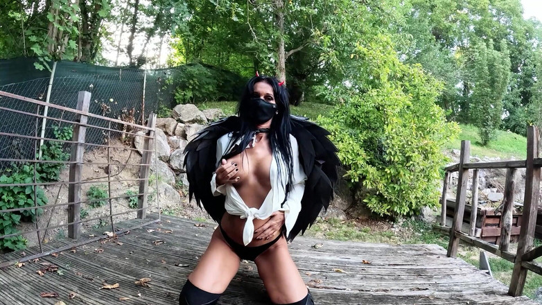 Miss Lilith devil: Lilith phun lên ủng của cô ấy.