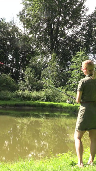 Anglerin Macht Es Sich Am Fischteich Selber