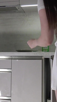 Grandi tette culo grosso caldo e carina bella nuova moglie si toglie il tanga per far esibire la sua figa rasata stretta in cucina