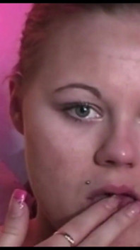 Niemiecka blond mamuśka z ustami chętnie namiętnie ssie kutasa, aby pić jej ciepłą spermę, podczas gdy ona jest filmowana w POV
