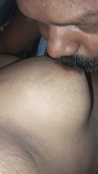 This is my douze vidéo terminée, dans laquelle un demi-fils baise impitoyablement le gros cul et la chatte de ma belle-mère