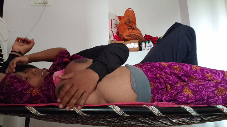 Premi pooja: Gav ki ladki aaur pados ka ladka purane ghar me...