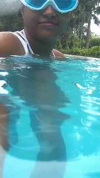 Indisches desi-paar heiße momente im schwimmbad des hotels
