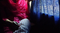 Khushboobhabi: Dziewczyna zmienia ubrania w uruchomionym autobusie