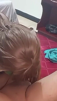 Hisap zakar super daripada ibu tiri sesat dalam pakaian dalam