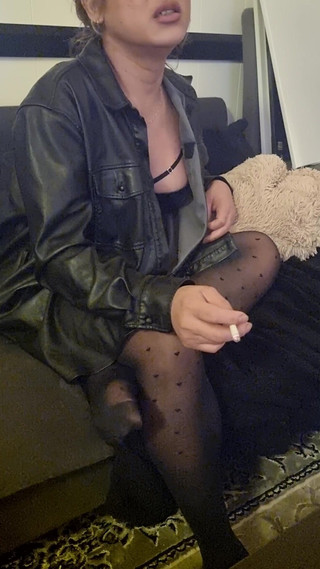 Mistress Meley: Кожаная рубашка курит