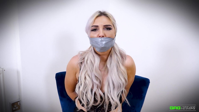 Gag Attack: Roxee- nastro in PVC imbavagliata