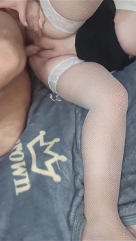 Kočka s velkým zadkem si prstila klitoris, když sladce šukala a pak její kundička naplněná spermatem