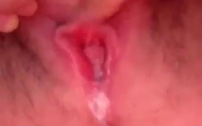 Fuckinglady101: ムラムラしたピナイの女の子は彼女のおいしい濡れた猫をファックしたい