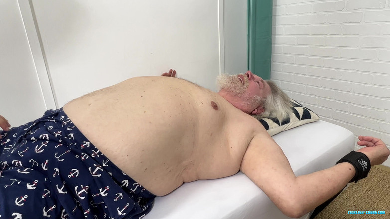 Ticklish Chubs: David Santa este foarte jolly