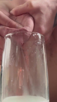 Une petite MILF trait des seins énormes dans une tasse