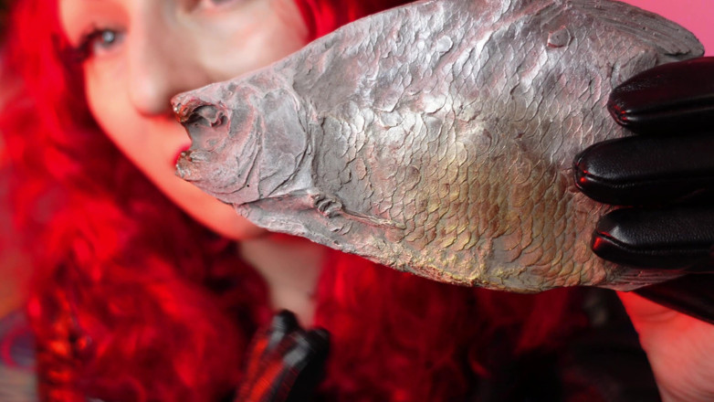 Arya Grander: ASMR jíst potravinovou čokoládu
