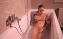 Cruel Anettes fetish world: Orgasmo nella vasca - si masturba - sott&amp;#039;acqua - vasca da bagno