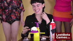 Lost Bets Games: Un joc facial cu striptease, în care fetele fac pe rând...