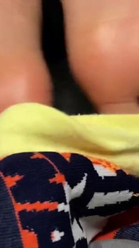 Chica de ébano se quita el calck de Star Wars para mostrar sus pies