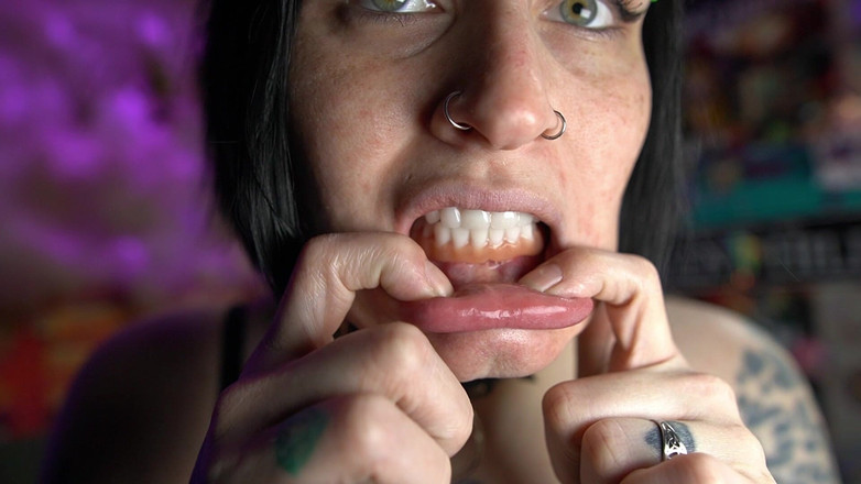 GothBunny6669: セクシーなゴスが入れ歯で遊ぶ