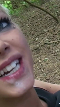 Impresionante rubia porno princesa Delta White decide convertirse en una puta británica cazando