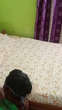 Hintli maskeli dipasa yenge domaltarak sikişiyor ve mavi flim masti içinde yarağa biniyor