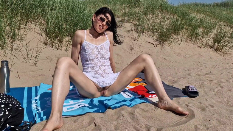 Nicky Brill: Ekshibicjonista plażowy, gapi się w moją cipkę na publicznej plaży