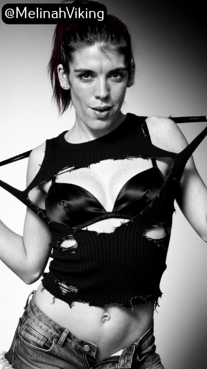 Melinah Viking: B &amp;w škádlení focení