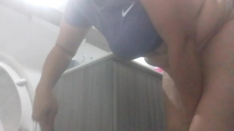 Milfcaliente69: MILF akhirnya melancap pepek besarnya yang berair semasa bersendirian di...