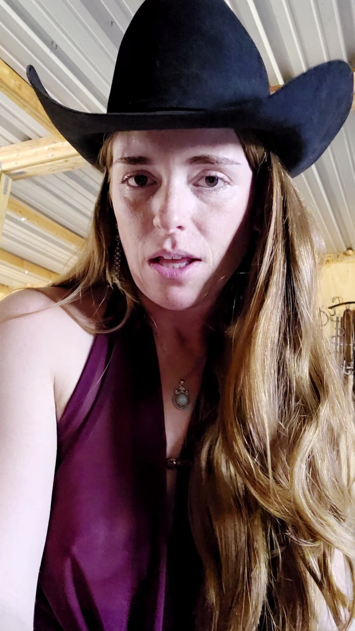 NaughtyRedFarmgirl: Dewi berambut merah memintamu untuk ngentot lubang pantatnya dengan lidah