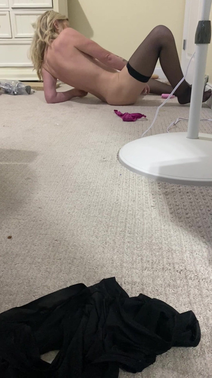 MadisonCD2025: 女装者がMILFの彼女が男性とビデオチャットし、バイブレーターで彼女の膣を射精させるのを見ている