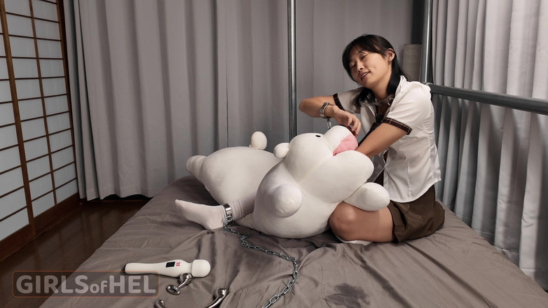 Girls of Hel: 日本性奴隶在镜头前高潮 - 锁链束缚，手淫