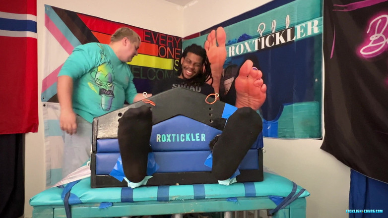 Ticklish Chubs: Pau provocando Cócegas para J