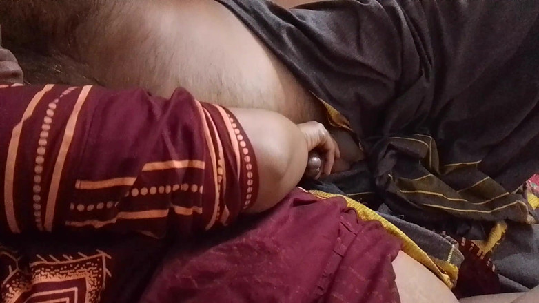 LEGSCOUPLE12: Ibu rumah tangga Malayali dipijat dan distimulasi sama suaminya
