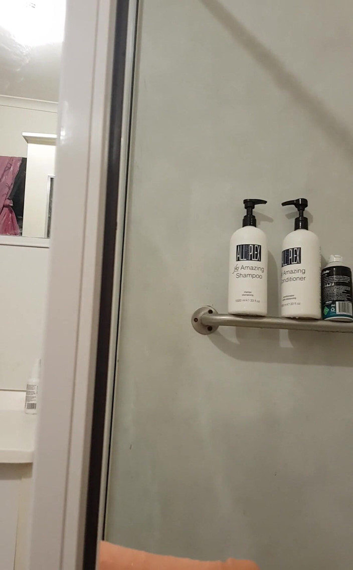 Michellexm: 试图用我的新假阳具拍摄性感的淋浴视频，但实际上超级难到位，并不断滑落。