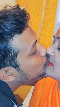 Indian Leady Monk Berkongkek kali pertama dengan Pengurus Hotel