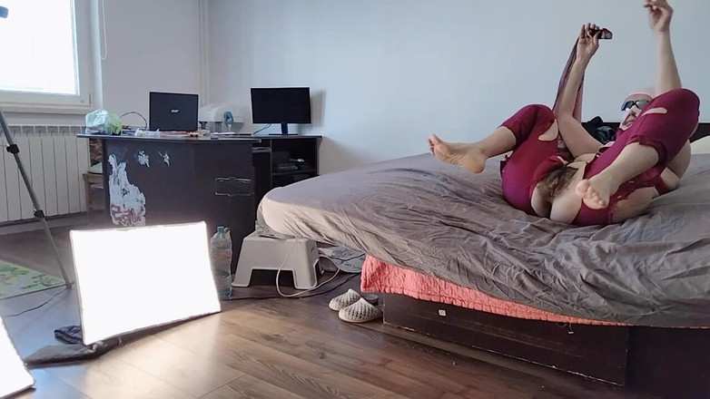 Amateur_MS: 性感顽皮的妻子试穿她剪的衣服。