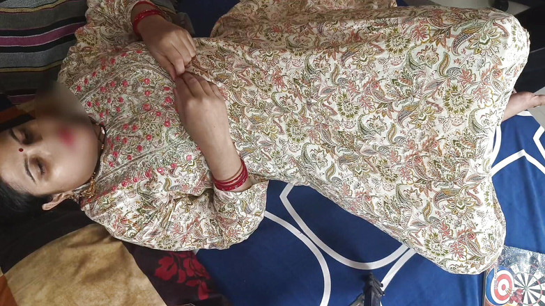 Pyaripooja22: Šťavnatou kundičku Bhabhi si užíval její švagr, zatímco byl sám doma