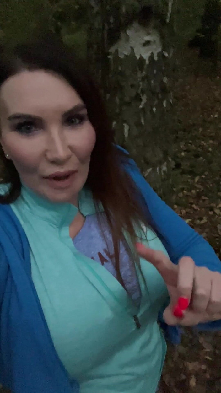 Sophie James: Na zewnątrz owłosione cipki migające palcówka