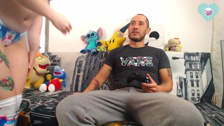 Kndy Kmille: Pacarku yang cantik nggak ngasih aku video game dan menggodaku...