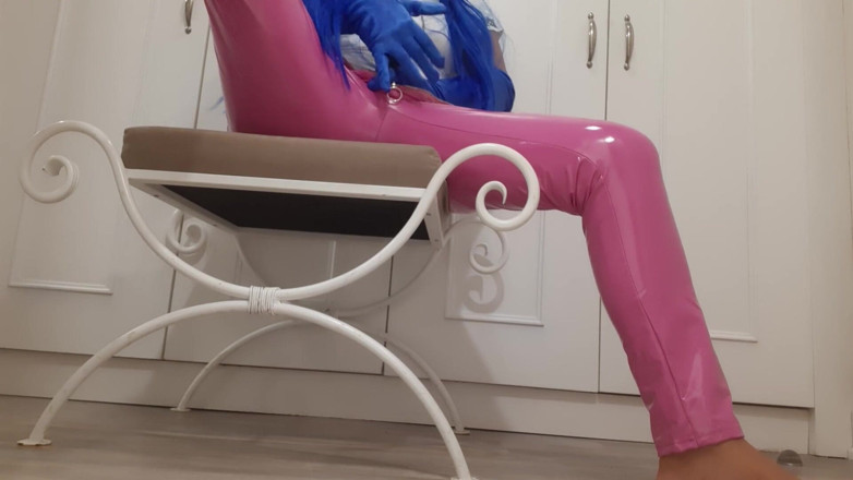 Milfs intimmedia: मोटी मम्मी लेटेक्स लेगिन में चूत के साथ खेल रही है