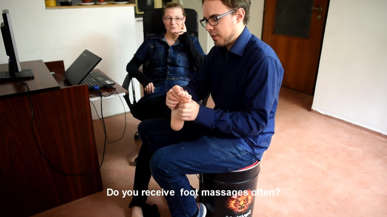 Czech Soles - foot fetish content: Funcionária com pés sensuais sendo inspecionada