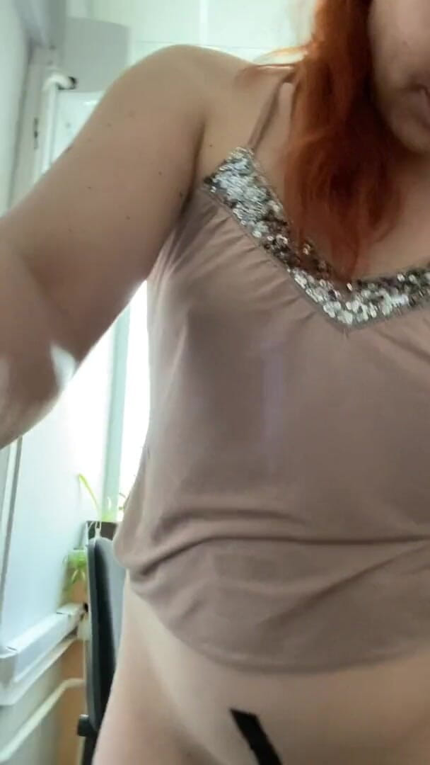 Elena917: Pussy play with thumbtacks