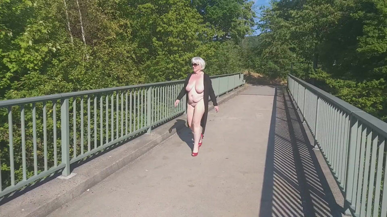 PureVicky66: Abuela cachonda se masturba en el puente de la autopista