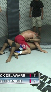 Блондинка-тінка з маленькими цицьками отримує камшот на обличчя в рингу