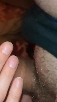 Close-up do boquete com porra na boca