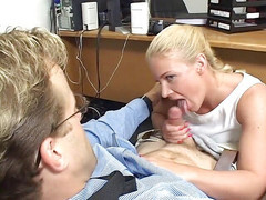 Cumming Soon: सुनहरे बालों वाली रंडी को अपने पूरे चेहरे पर वीर्य निकालना पसंद है