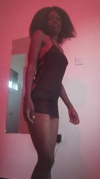 Wanita kulit hitam yang seksi dan cantik.