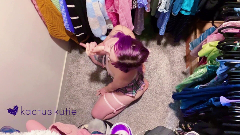 Kactus kutie: Acabando con los juguetes sexuales de mi hermanastra