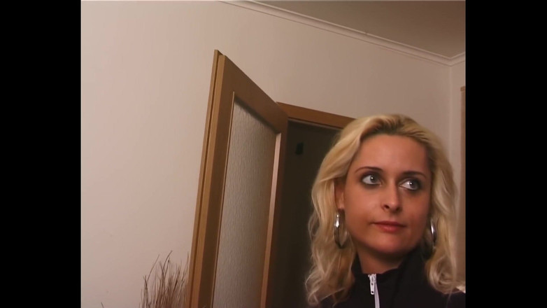 My first cock: Une MILF dévergondée se déshabille et taille une pipe
