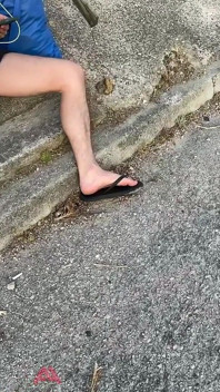 Il Ragazzo Etero Amatoriale Ha Perso Una Scommessa: Deve Mostrare Il Suo Cazzo in Strada E Piscio O Sborrare