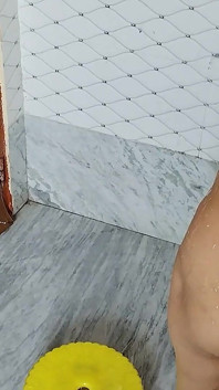 Sexy baby genießt sex im badezimmer, nackt baden mit ihrer wachs-männer
